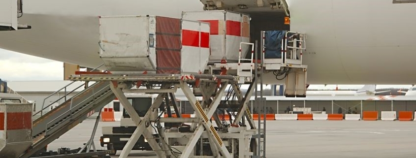 Loading cargo in a passenger plane ©123RF PÃ©ter